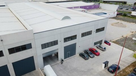 Nave industrial para fabricación de materiales de revestimiento interior