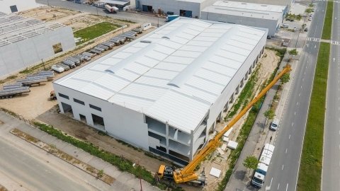 Nave industrial para taller de carpintería metálica de acero inoxidable, mecanizados, fabricación de cisternas, remolques, semirremolques y vehículos