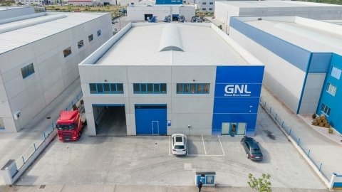 Nave para sede de empresa de servicios de grúa, taller de reparación de turismos y vehículos industriales