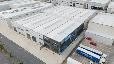 Nave industrial subdividida en 8 módulos para actividades diversas.