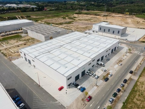 Construcción de 10 naves industriales adosadas para usos varios diseñada y ejecutada por A2.