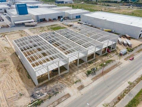 Construcción de 8 naves industriales adosadas para usos varios diseñada y ejecutada por A2.